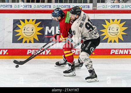 Eishockey DEL - Düsseldorfer EG vs Kölner Haie am 03.12.2023 im PSD Bank Dome in Düsseldorf Kölns Moritz Müller ( Nr.91) gegen Düsseldorfs Brendan O`Donnell ( Nr.21) Foto: Osnapix Stockfoto